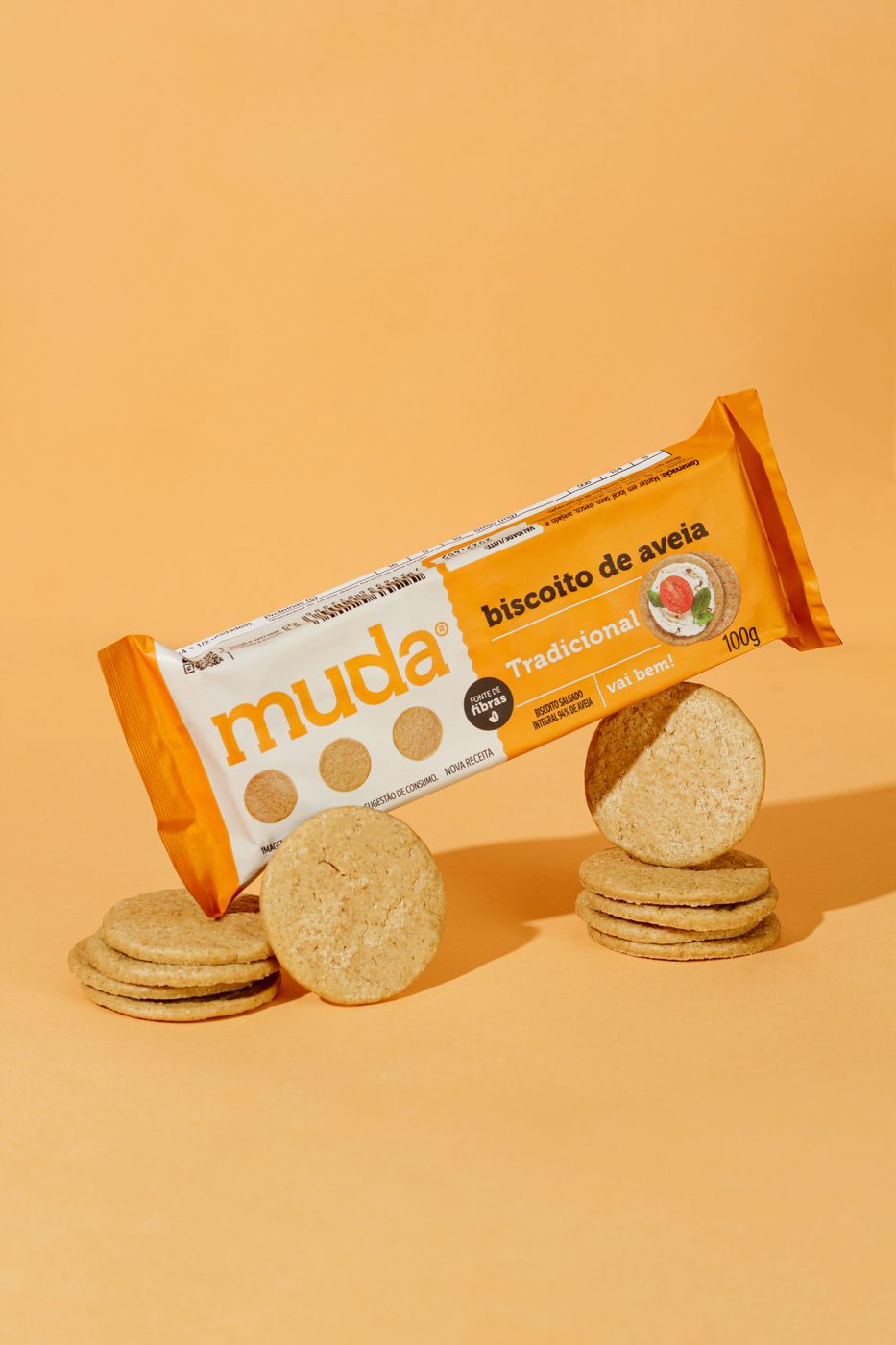 Pacote Tradicional equilibrado sobre biscoitos, fundo laranja
